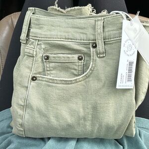 Daze denim cropped pants in color matcha. Size 25.